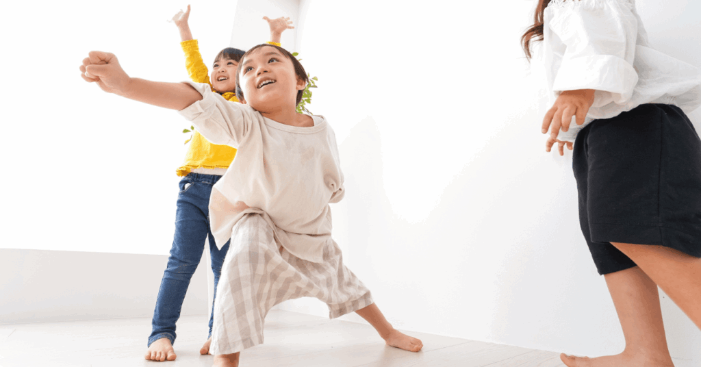 ダンスレッスン子どもが踊っている