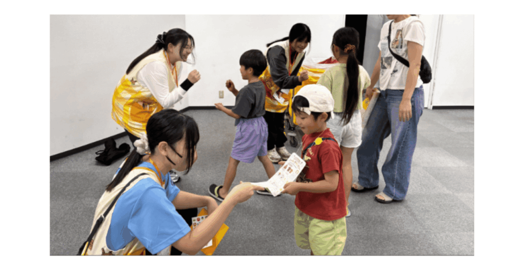 褒育者マルシェの様子スタンプラリーをする子どもたち